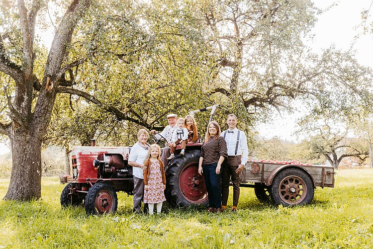Familie Arnegger auf dem Traktor im Feld