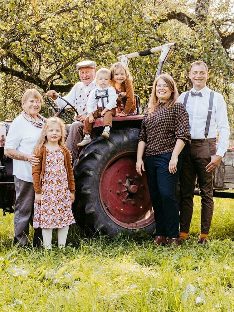 Familie Arnegger auf dem Traktor im Feld